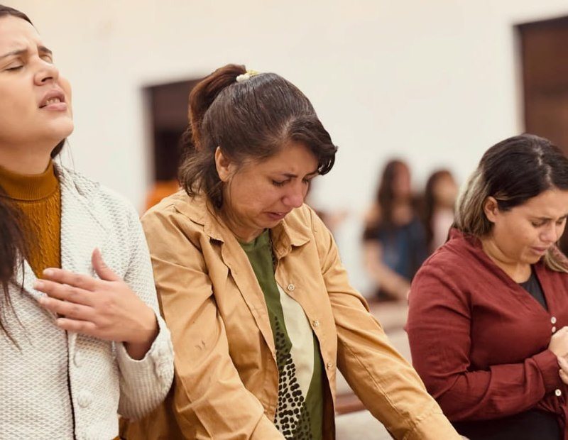 Irmãs orando juntas