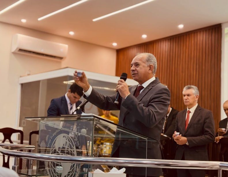 Ministro erguendo o cálice na santa ceia