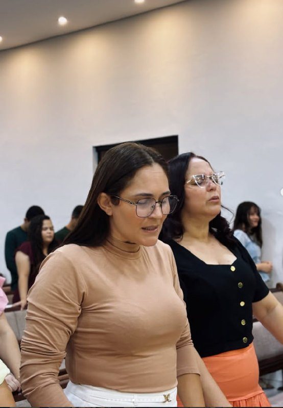 Irmãs orando no culto