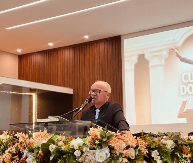 Pregador com a Bíblia no púlpito