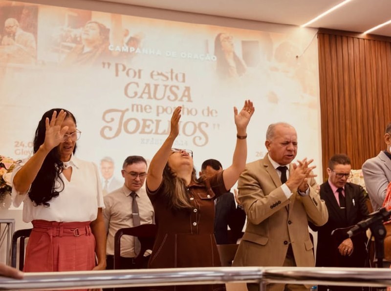 Irmãos de mãos levantadas na campanha de oração da Assembleia de Deus Nazaré 2