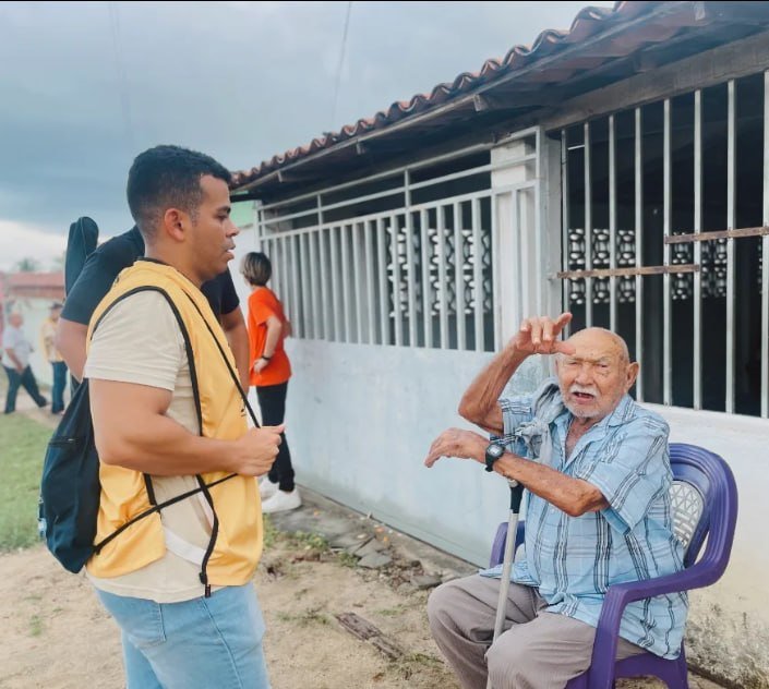 Missionário conversando com um morador na frente de casa