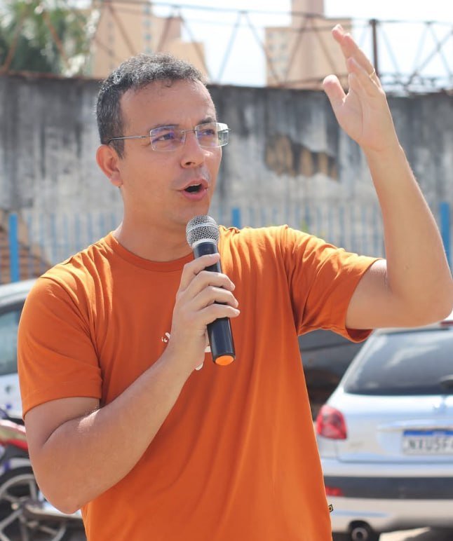Irmão pregando com o microfone na rua